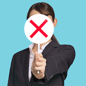 ×を掲げる女性